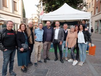 L'on. Ue Fabio Massimo Castaldo al gazebo di Claudio Fiorelli 