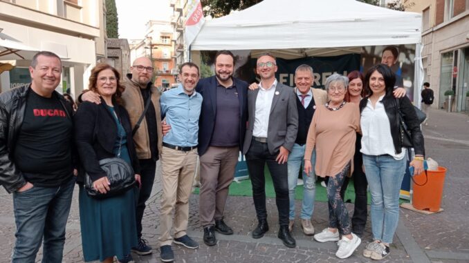 L'on. Ue Fabio Massimo Castaldo al gazebo di Claudio Fiorelli 