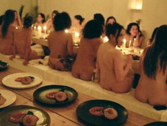 Cenare nudi con sconosciuti si può anche in Italia, tendenza spopola negli Usa