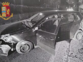 Perde il controllo dell'auto dopo testacoda e una carambola