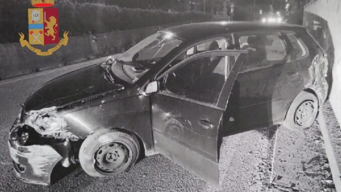 Perde il controllo dell'auto dopo testacoda e una carambola