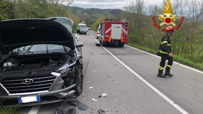 Incidente tra auto e moto lungo la Gola del Bottaccione, grave motociclista