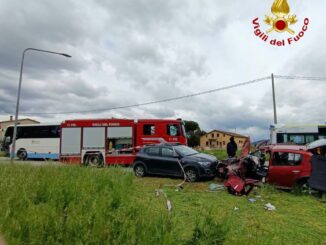 Incidente, scontro tra un autobus e due auto, ferita una donna