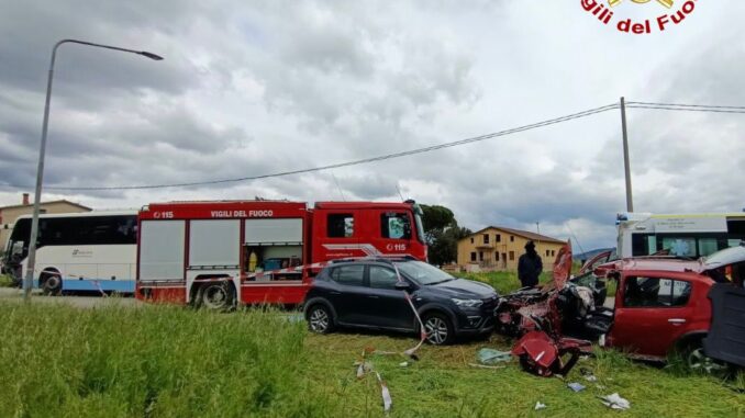 Incidente, scontro tra un autobus e due auto, ferita una donna
