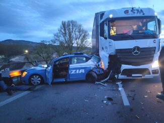 Incidente stradale a Castello, camion tampona polizia, ferito agente