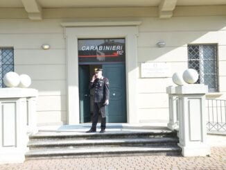 Fugge e poi minaccia i carabinieri, guidava senza patente