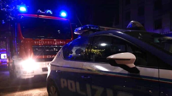 Ubriaco fradicio si schianta contro un albero e l'auto prende fuoco