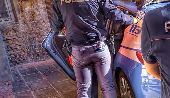 Colpisce con un sasso l'auto del vigilante poi minaccia e insulta agenti, arrestata