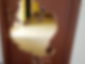 Ubriaco non riesce a rientrare a casa e sfonda la porta di un altro