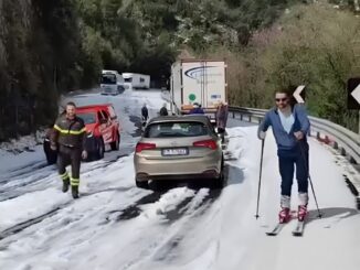Grandinata improvvisa, Flaminia bloccata, è qualcuno si diverte con lo sci di fondo