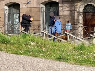 Insulti minacce e aggressione a poliziotto, agente morso dal cane