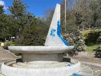 Vandalismo vernice azzurra su fontana di Sestilio Burattini
