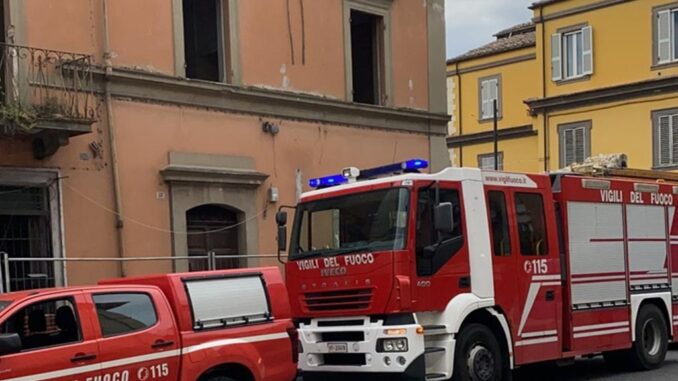 Quattro persone evacuati dopo la demolizione stabile a Terni