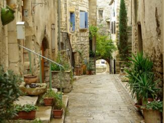 Turistificazione di borghi e città è un danno economico e sociale