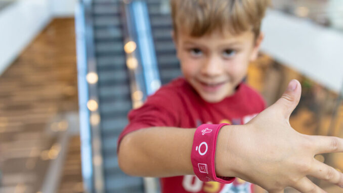 Bimbi all'aperto? Niente paura con i braccialetti anti-smarrimento