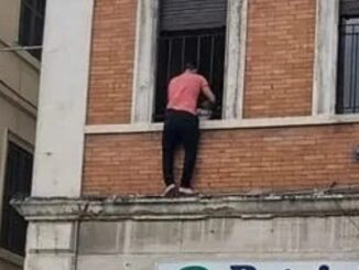 Si arrampica sulla finestra per salvare due fratellini, pericolo scampato