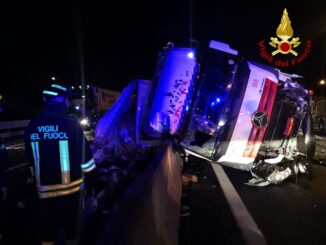 Tir si ribalta e invade altra corsia su Autostrada A1 a Monte San Savino