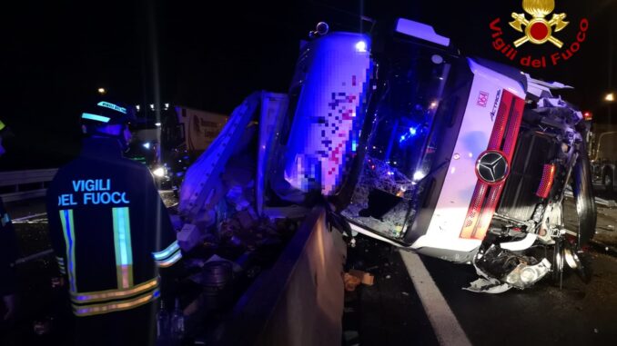 Tir si ribalta e invade altra corsia su Autostrada A1 a Monte San Savino