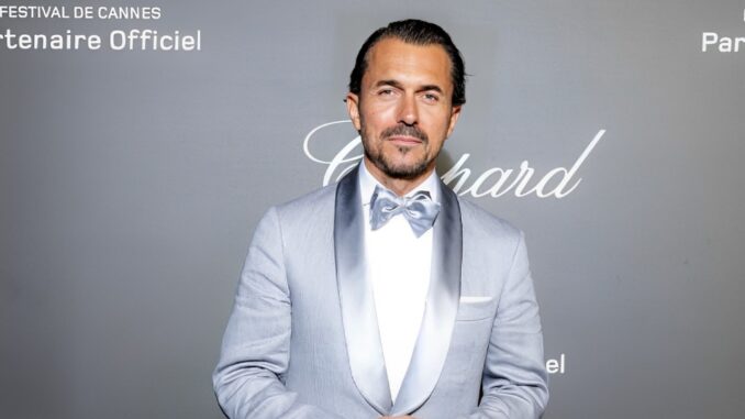 William Abadie indossa look Brunello Cucinelli alla Chopard ART
