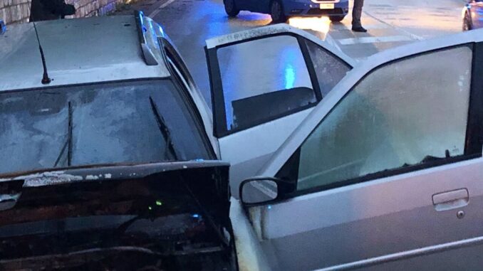 Auto prende fuoco, conducente salvato da pompieri e polizia