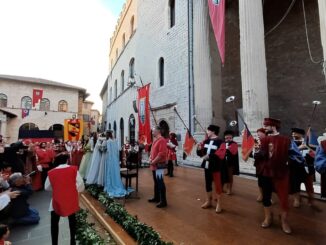 Bacia due bambine durante il Calendimaggio, denunciato uomo per violenza sessuale