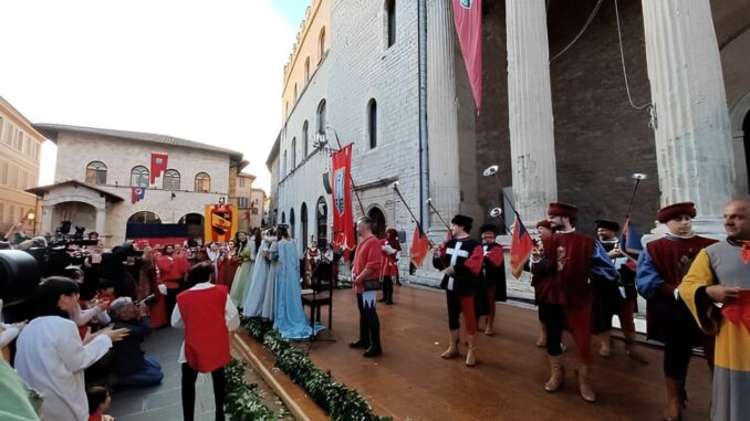 Bacia due bambine durante il Calendimaggio, denunciato uomo per violenza sessuale