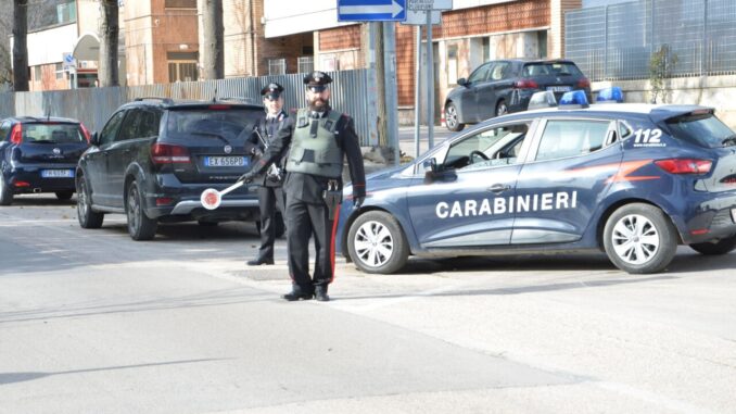 Ubriaca si scaglia contro carabinieri e personale del 118
