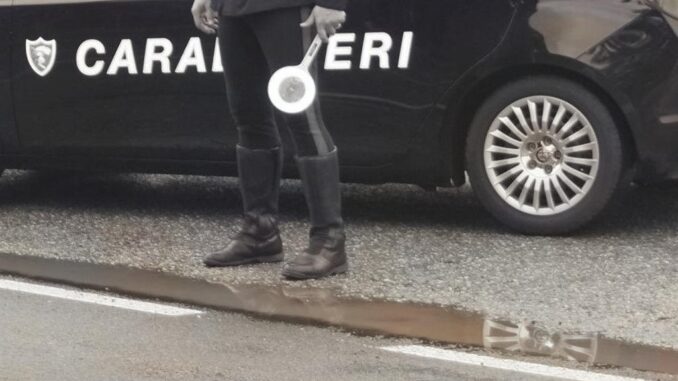 Donna si spoglia e fa la pipi in piazza, davanti a tutti, accade a Città di Castello