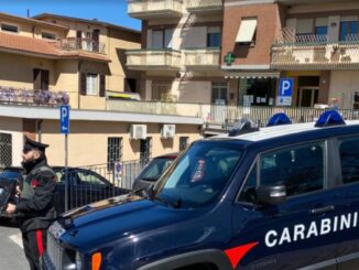 Si barrica in casa e minaccia di uccidersi, bloccata dai carabinieri