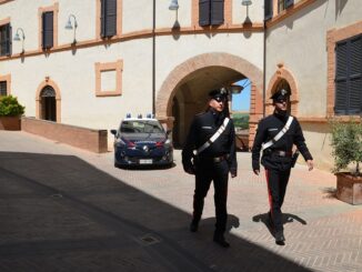 Danneggiano ex cabina telefonica 5 minori finiscono in Procura, scatta la denuncia