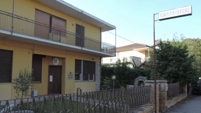Trova uno smartphone smarrito e chiede 100 euro per la restituzione