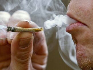 Era in stato confusionale, la polizia lo soccorre e lo denuncia