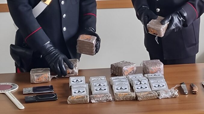 Sei chili di hashish nascosti sotto il sedile dell'auto, arrestato
