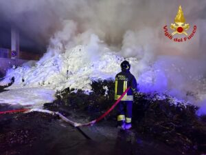 Fiamme a Nera Montoro, incendio sfalci e potature azienda biodigestione e compostaggio rifiuti
