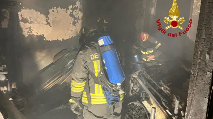 Incendio via Piave Foligno, fiamme al 4° piano palazzina disabitata 