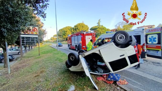 Incidente tra due auto a Ripa, una persona ferita lieve e un'altra illesa