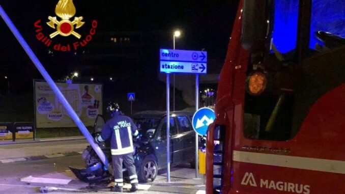 Con l'auto finisce contro un palo in via Settevalli a Perugia