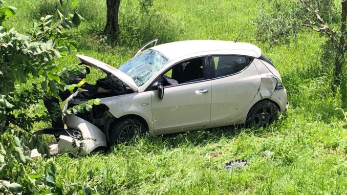 Incidente stradale a Casaglia di Perugia, auto vola in una scarpata