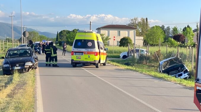 Cinque feriti tutti estratti dai Vigili del fuoco dalle 2 auto coinvolte nell'incidente stradale di Spoleto