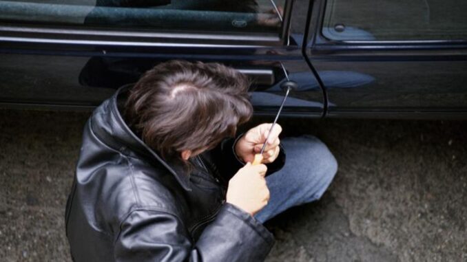 Persona forza lo sportello di un'auto, 41enne denunciato