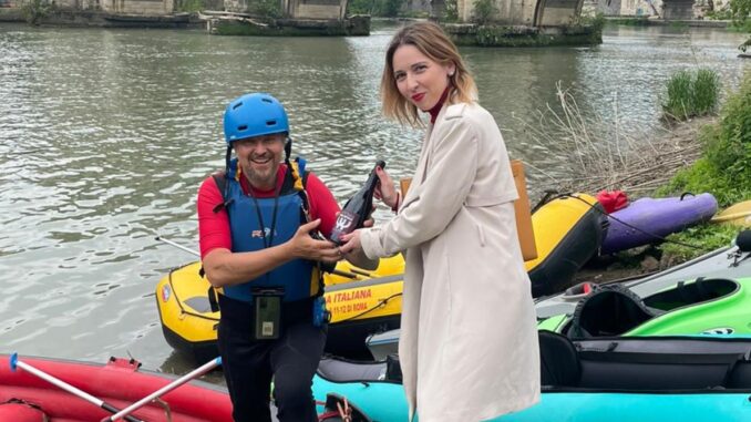 E’ arrivata a Roma, via fiume Tevere, la bottiglia di Only Wine