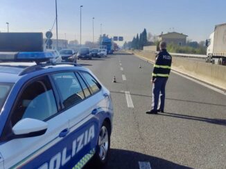 Incidente mortale sulla E45 a Lidarno, carrozziere investito mentre prestava soccorso