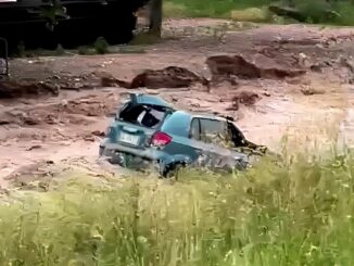 Auto trascinata via dalla corrente, la polizia la sta ancora cercando