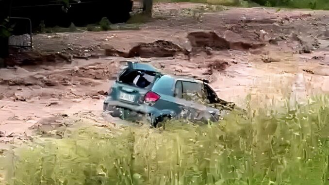 Auto trascinata via dalla corrente, la polizia la sta ancora cercando
