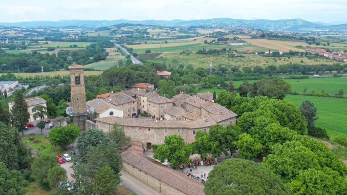 Collestrada firma patto per riqualificazione piazza borgo medievale