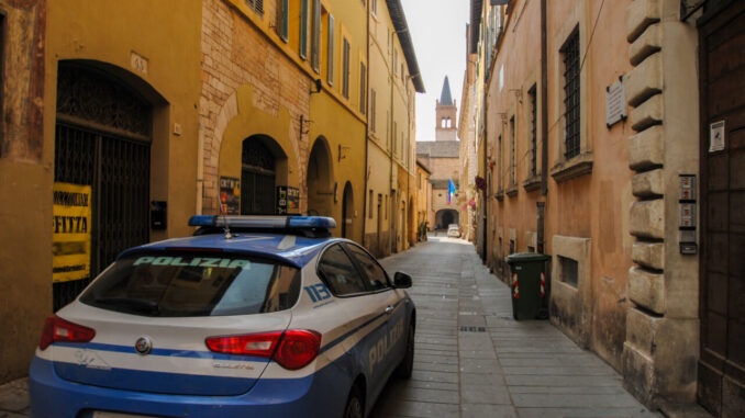 Ubriaco picchia la moglie e minaccia agenti, si era barricato in casa con coltello