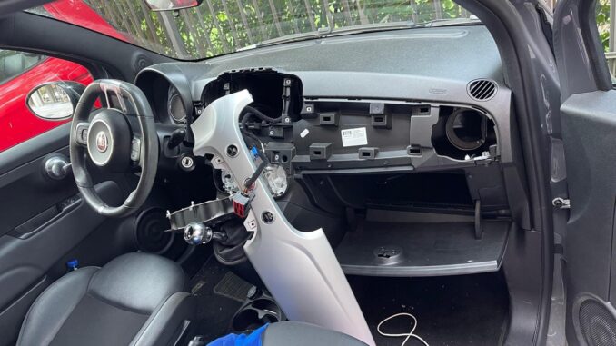 Devastazione notturna a Perugia: Fiat 500 sventrate e distrutte da ignoti