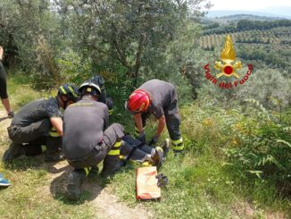 Cade lungo un percorso, anziano soccorso dai vigili del fuoco