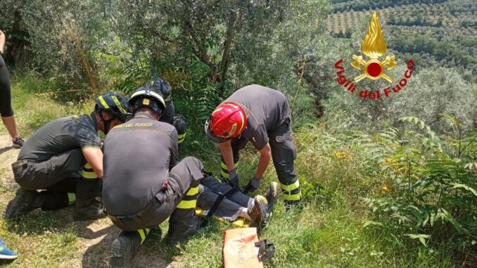 Cade lungo un percorso, anziano soccorso dai vigili del fuoco