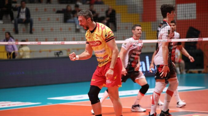 Davide Candellaro chiude il reparto dei centrali della Sir Volley